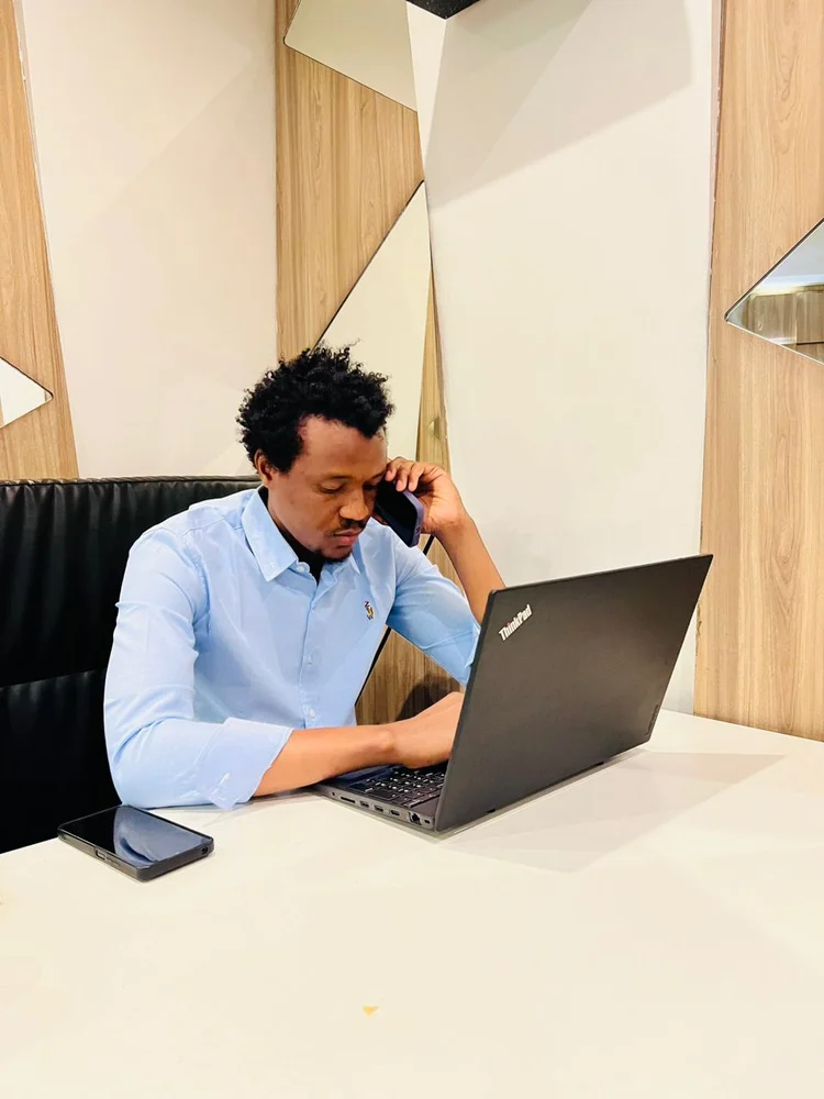 Ismaël Ahamat au travail